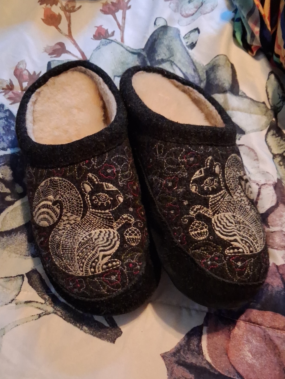 Acorn Black Slip-On Slippers with Cream Embroidered Cat